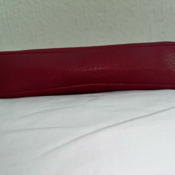 Vintage! Coach wristlet in deep red with gold hardware - Picture 5 of 9